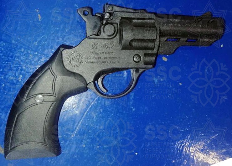 Asegura SSC a dos hombres por portar réplica de arma de fuego y cohecho, en Atlahapa, Tlaxcala